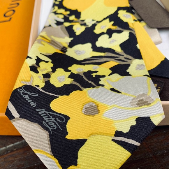 🌴VIBRANT🌴🆕🌼💯🔥LOUIS VUITTON LIMITED BLK YELLOW FLORAL VIBES MOTIF TIE🔥 - Picture 3 of 17